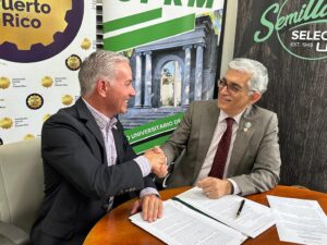 Jorge Ramírez, y el rector Agustín Rullán dándose la mano.