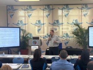 Persona presentando ante un publico.