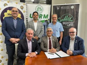 Foto grupal mostrando la alianza recien firmada.