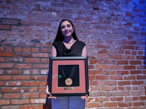 La colegial Adriana D. Kleshick Segarra, graduada en 2023 del Departamento de Ingeniería Mecánica del RUM, recibió el SAE  International Award for Outstanding Student Leadership in STEM honoring Max Rumbaugh