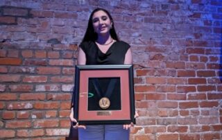 Egresada del Recinto Universitario de Mayagüez de la UPR es galardonada por la Sociedad de Ingenieros Automotrices como estudiante destacada de 2023