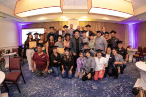 Grupo de estudiantes que recibieron el certificado de la Escuela de Administración de Hoteles y Restaurantes de la UPR Carolina.