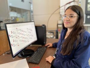 En la computadora Victoria Soto Quinones estudiante doctoral Dra Pinero Laboratory Centro Molecular UPR