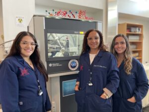 Estudiante doctoral Victoria Soto Dra Dalice Pinero y estudiante doctoral Keysha Cordero - Pinero Laboratory Centro Molecular UPR