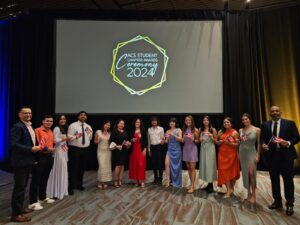 Grupo de estudiantes y profesores durante la ceremonia de premiación de la ACS Capitulo Estudiantil.
