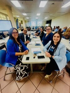 Personas sentadas en una mesa
