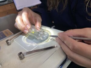 Keysha Cordero trabajando con los cristales