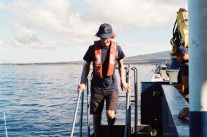 doctor Travis A. Courtney, bajando por las escaleras al lado de un barco.
