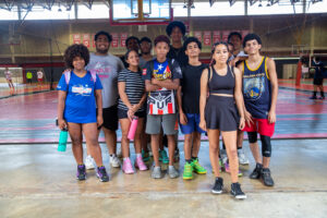 Grupo de adolescentes particiapantes de las cliìnicas de baolencesto.