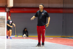 Profesor Luis Estrada dirigiendo el grupo de jovenes