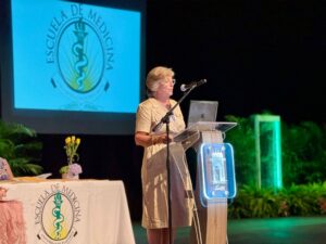 Decana de la escuela de medicina Dra. Wanda Maldonado