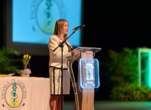 Decana de la escuela de medicina Dra. Debora Silva