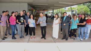 Corte de cinta del evento.