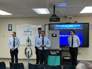 Estudiantes haciendo presenacion sobre la Estación de Carga Solar