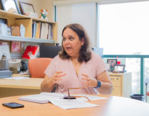 Dra. Maritza Barreto sentada detras de una mesa
