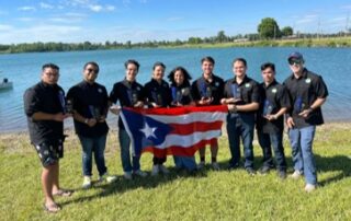 Bote solar colegial sobresale como el más rápido en competencia de Solar Splash