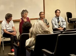 Rubén Abruña junto con 3 personas en un amfiteatro.