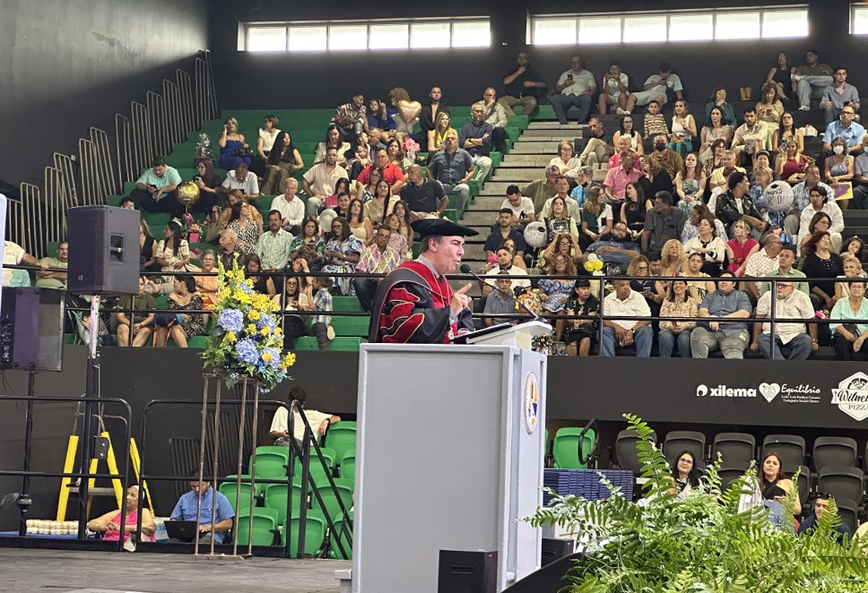 El presidente de la UPR, el doctor Luis A. Ferrao Delgado durante su mensaje de graduación-2 El presidente de la UPR, el doctor Luis A. Ferrao Delgado durante su mensaje de graduación
