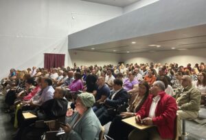 Público sentado en un salon 