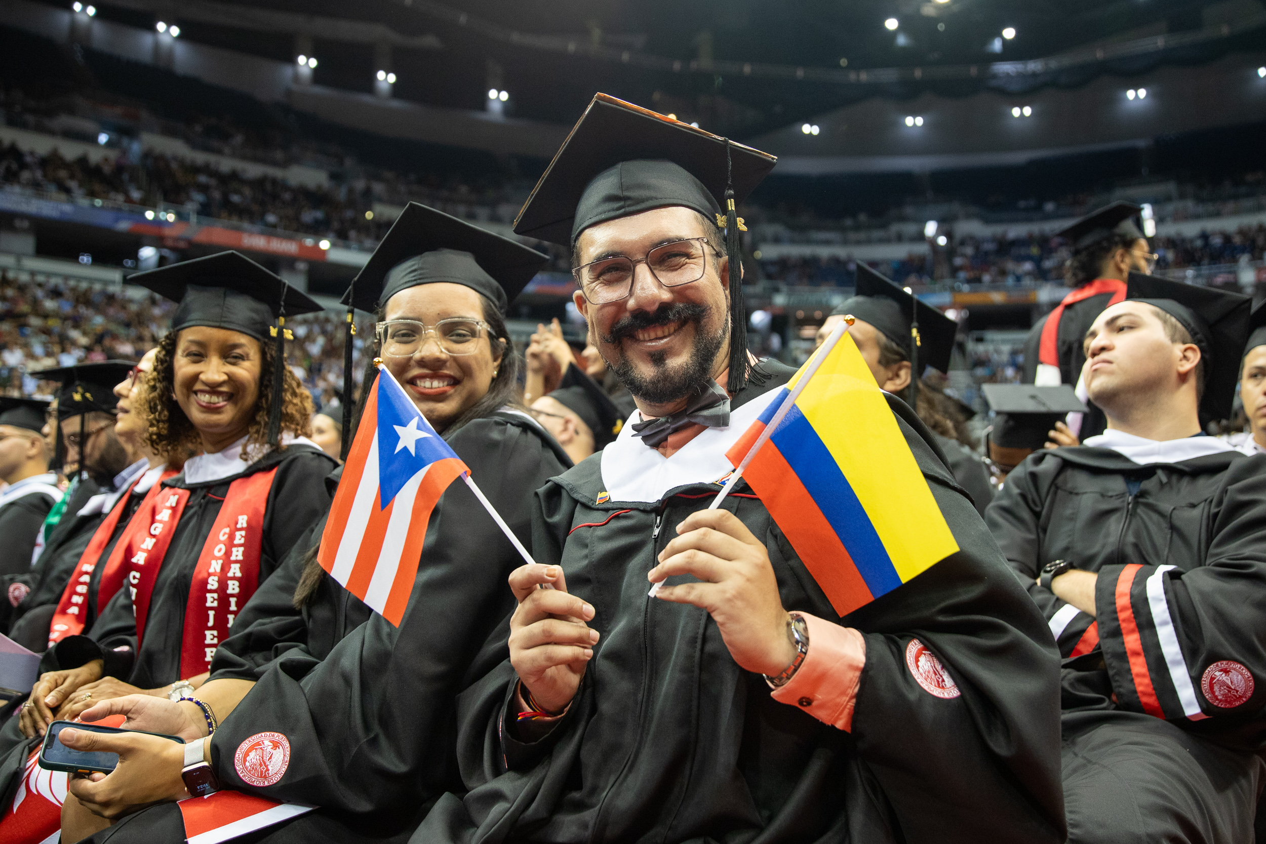 Grad-14 Estudiante mostrando la bandera de Puerto Rico junto a la bandera de Colombia