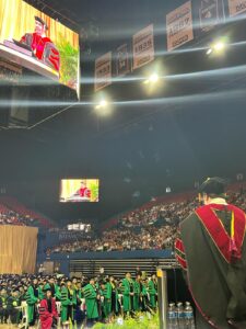 Otra vista de los estudiantes en la colación de grados.