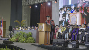 Dr. Luis Ferrao, Presidente de la Universidad de Puerto Rico en el pódio