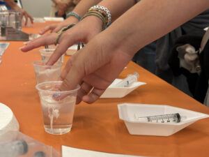 Jovenes exploran la ciencia detras de los polimeros en el Centro Molecular