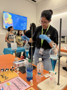 La estudiante graduada Kaitlyn Nieves demostrando principios de quimica a los estudiantes de Ciencia Vaquera