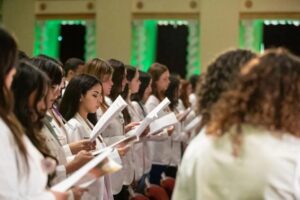 Grupo de estudiantes leyendo un papel.