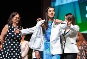 Vistiendo con una bata a una estudiante.