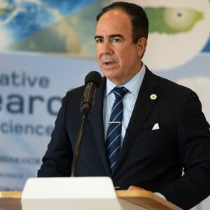 Dr. Luis A. Ferrao, Presidente de la Universidad de Puerto Rico de frente a un podio.