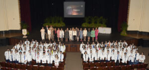 Vista aerea de todos les estudiantes con sus batas blancas.