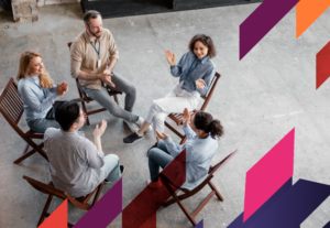 Cinco personas sentadas en sillas formando un círculo