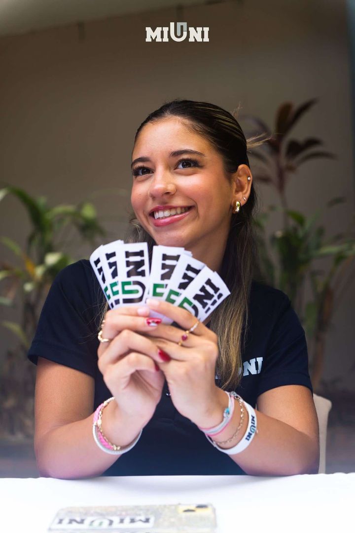 458347757_1303196543976333_3932615066803144510_n Estudiante mostrando pegatinas de la aplicación "Mi Uni"