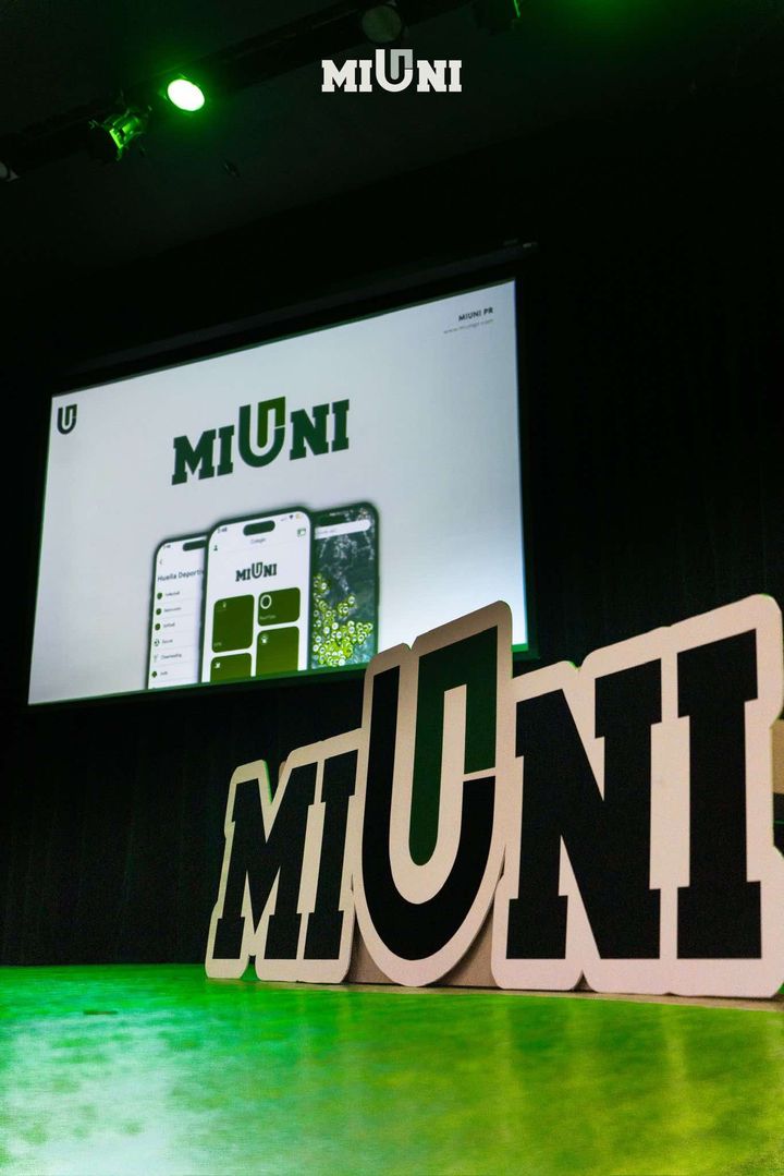 458971955_887703436749061_1150468169004725925_n Letrero de Mi Uni en letras grandes en el suelo.