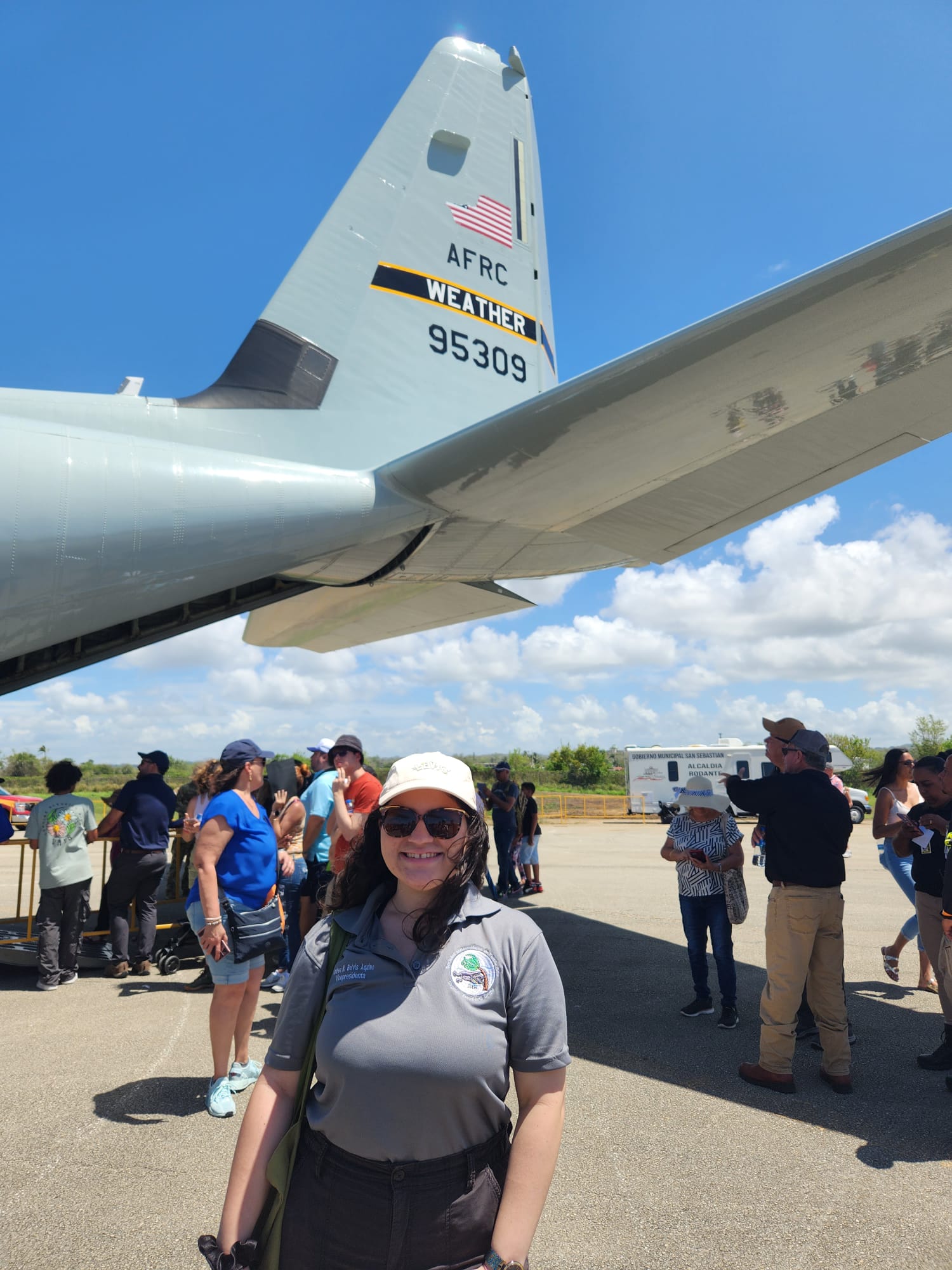 Andrea Belvis-jet Andrea N. Belvis Aquino Posando frente a un Jet.
