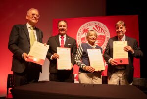 Josep María Bosch Bessa, Dr. Luis Ferrao Delgado, Dra. Angélica Varela Llavona y el señor Luis García Montero mostrando el convenio en mano