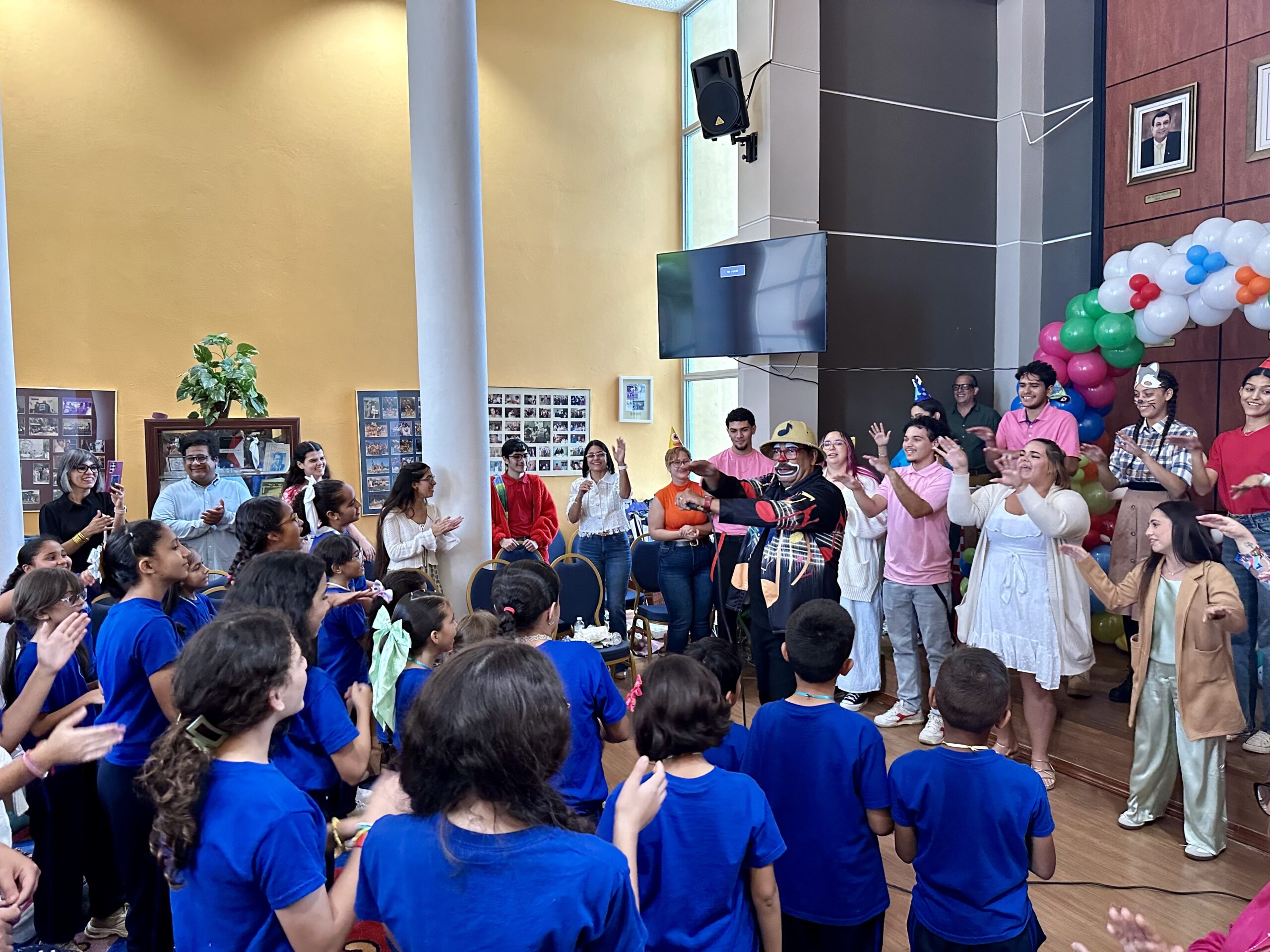 El evento culminó con todos los presentes cantando y bailando al ritmo de “Vamos a Salvar Nuestro Planeta” El evento culminó con todos los presentes cantando y bailando al ritmo de “Vamos a Salvar Nuestro Planeta”