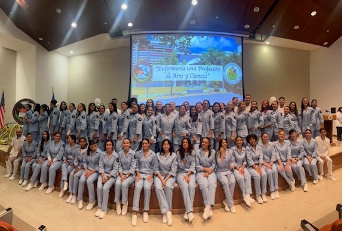 Estudiantes de Enfermería celebran el inicio de sus prácticas clínicas
