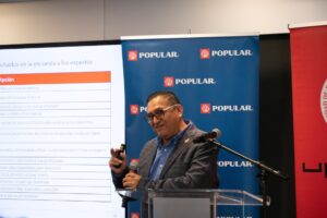 Doctor Segundo Castro detrás del podio dando una presentación.