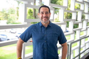 Otra foto de perfil del Dr. Nelson Cruz Bermudez