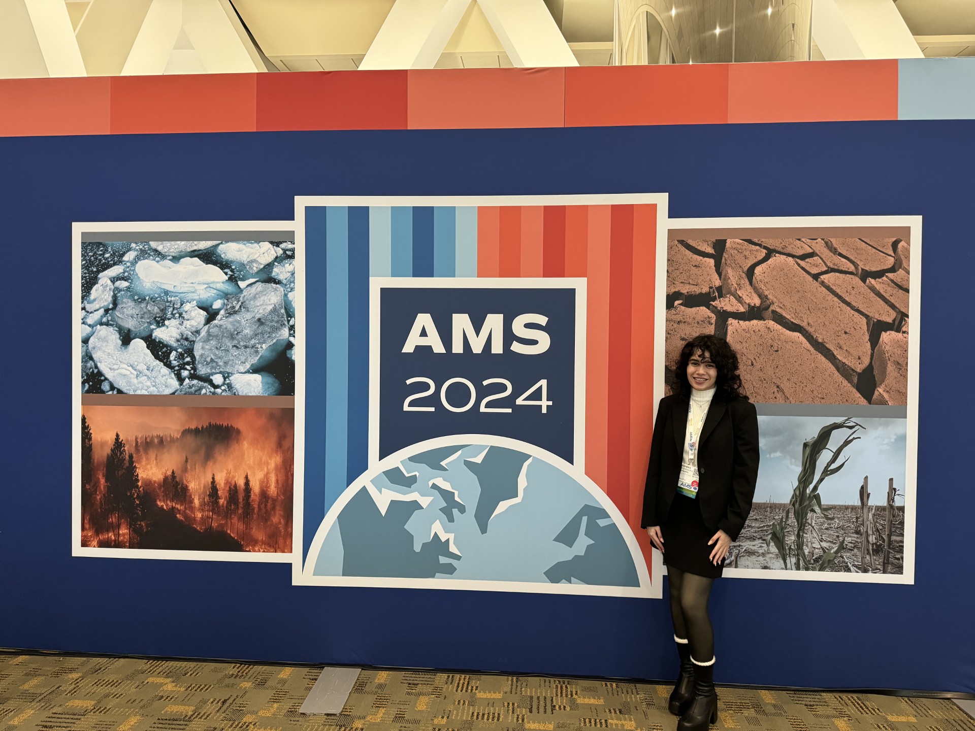 Stephanie ams24-smor Stephanie Ortiz Rosario frente a un mural de que anuncia el AMS 2024