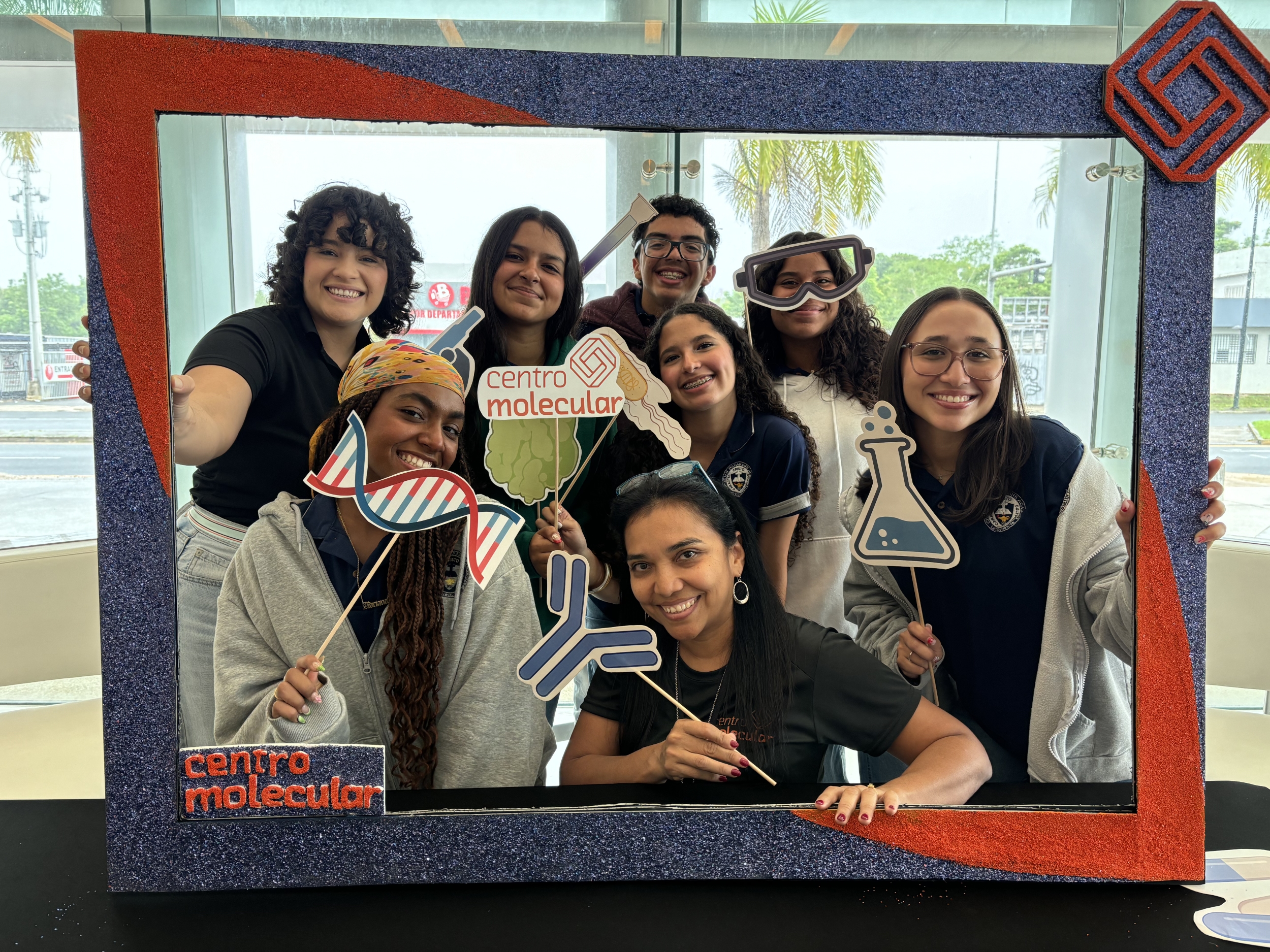 Dra Dina Bracho del Centro Molecular en la Casa Abierta 2024 con estudiantes – resize