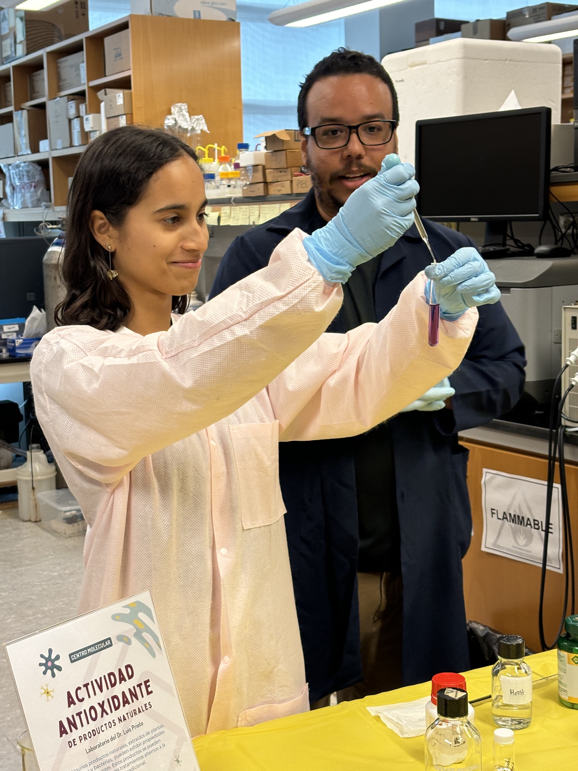 El Dr Luis Prieto hace demostraciones sobre las propiedades antioxidantes que se pueden encontrar en los productos naturales – Casa Abierta 2024