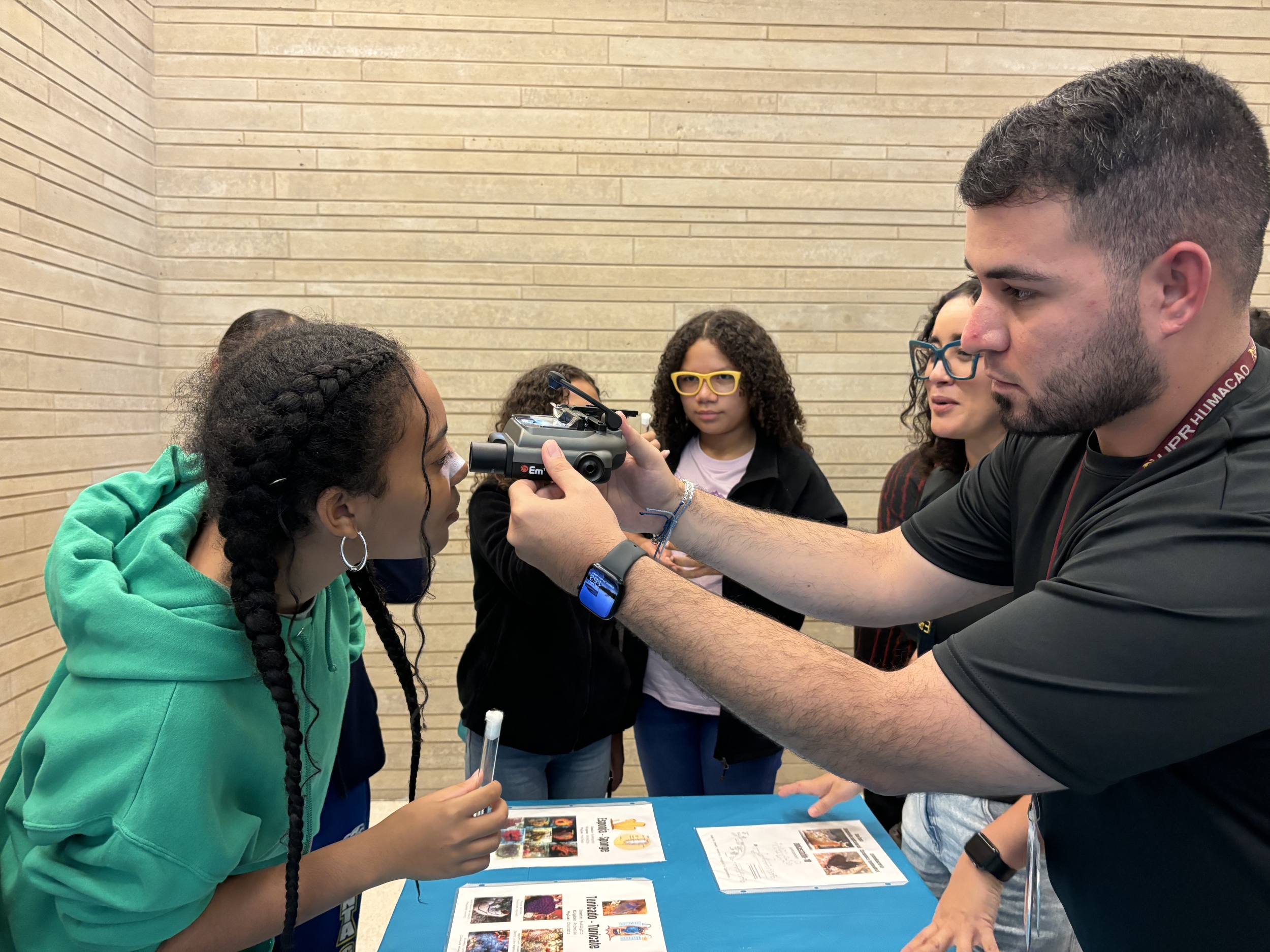 Estudiantes-Investigadores realizan demostraciones del Marine Natural Product Lab en la Mesa Interactiva De Algas a Medicinas – Casa Abierta Cen