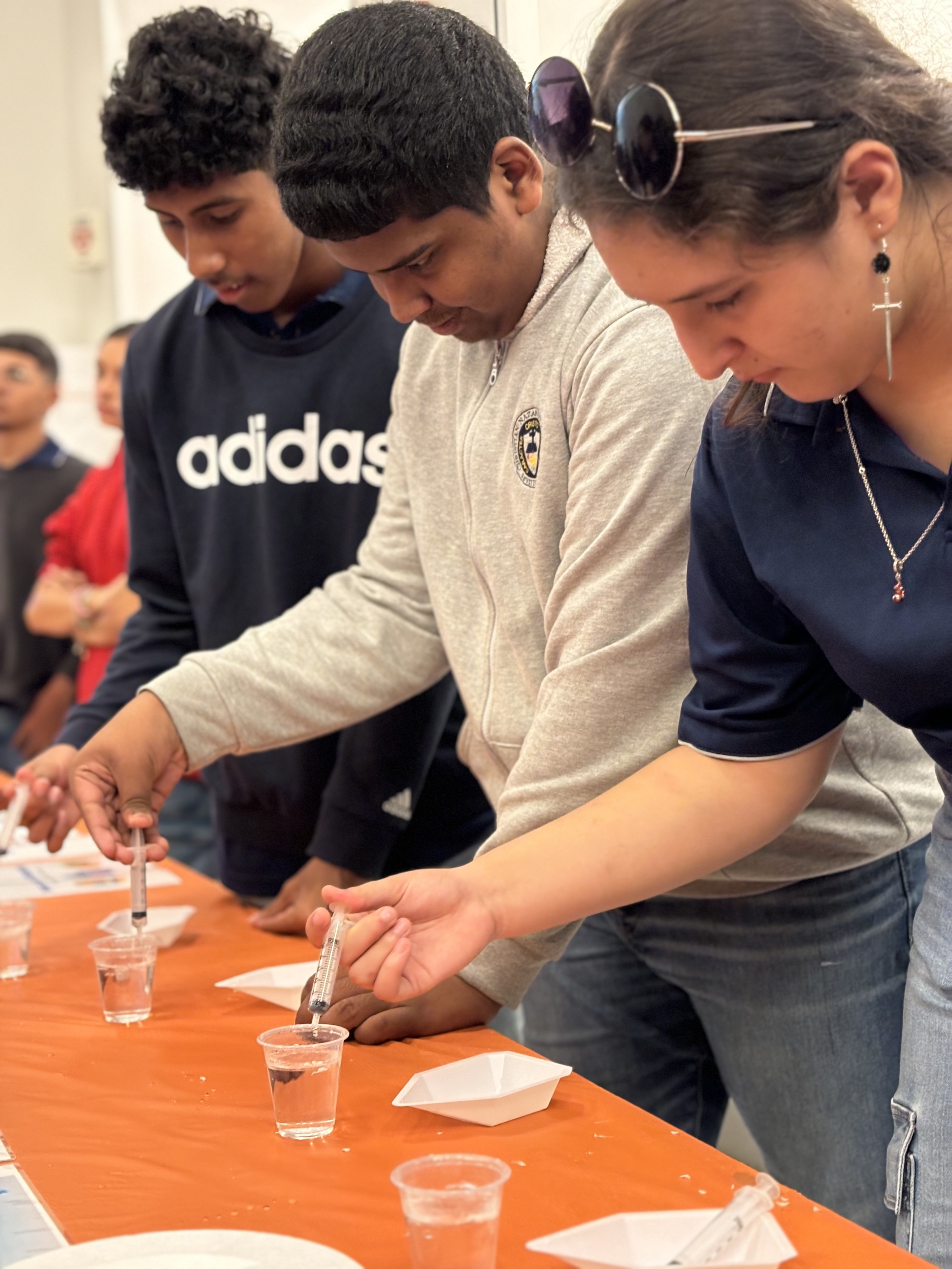 Estudiantes aprendiendo sobre membranas en la Mesa Interactiva del Laboratorio de Materiales Polimericos y Multifincionales para Aplicaciones Me
