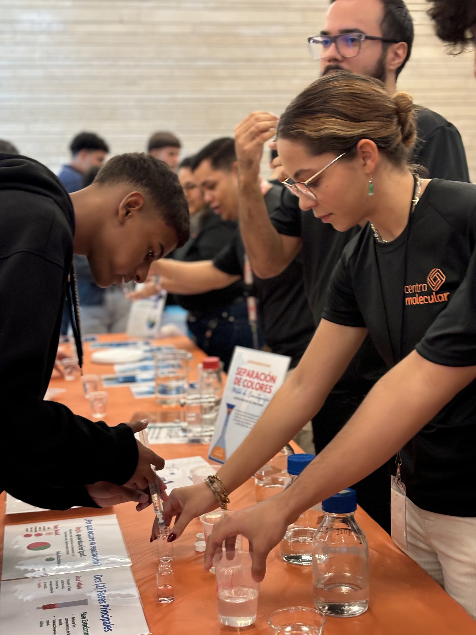 Jovenes entusiastas participan activamente de las mesas interactivas de la Casa Abierta 2024 del Centro Molecular UPR – resize