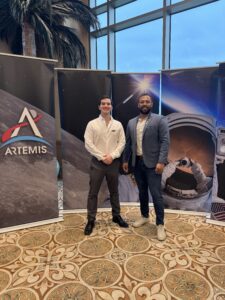 Rafael Alejandro y Jean Carlos frente a enorme afiche de Artemis