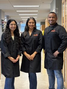 El equipo de LilaTToo: Adrialis Figueroa Dra Liz Santiago y Luis Bermudez en el Centro Molecular