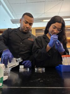 Luis Bermudez y Adrialis Figueroa en su laboratorio ubicado en el Centro Molecular